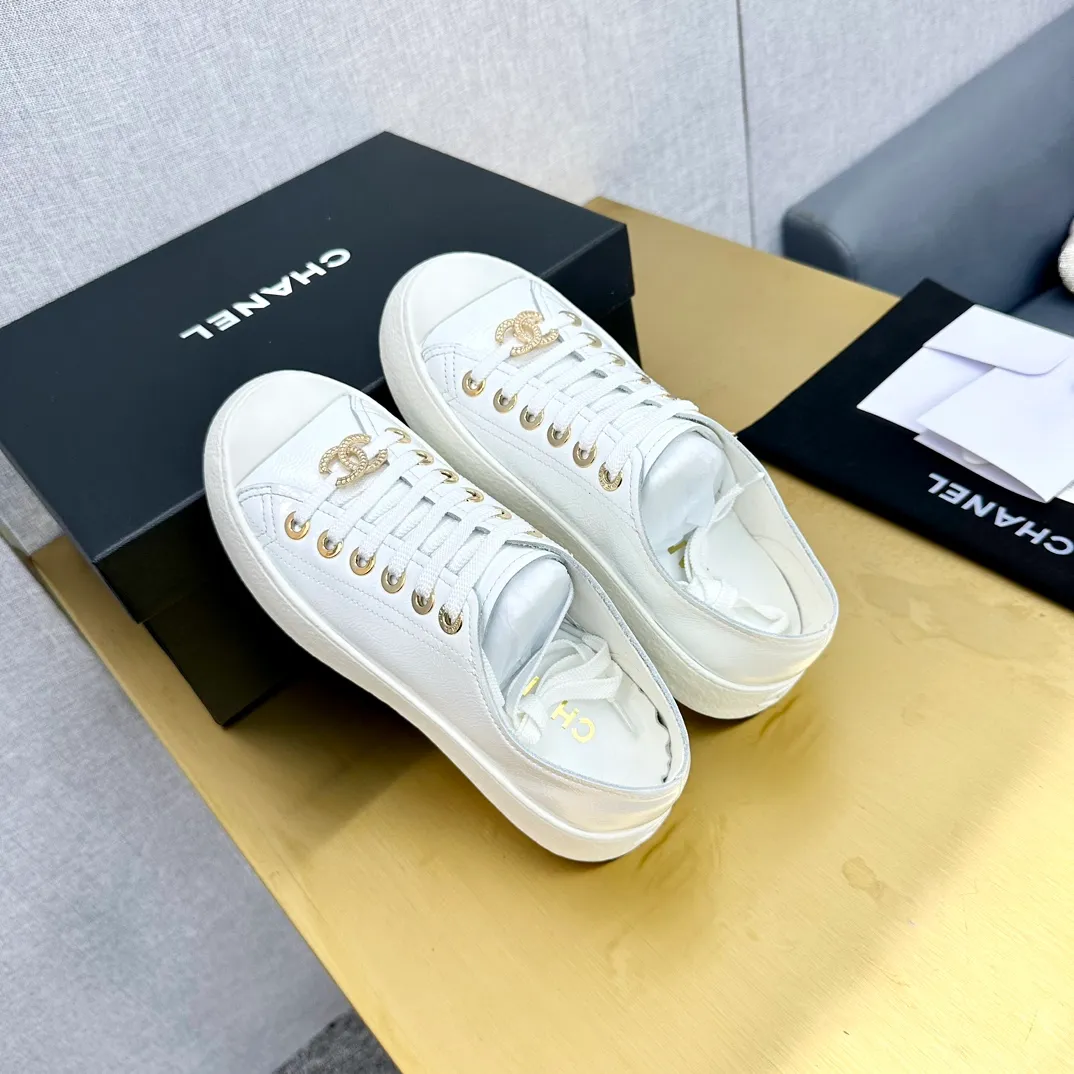 P440👟👟 Top version, original quality! ! ! Chanel Chanel - 2024 biscuit shoes, the top casual sports shoes in the counter, this classic design; the upper is electro-embroidered with a variety of craftsmanship; the outsole is fashionable and sporty; the unusual inclusion of a variety of color elements... The diversified mix and match is very good-looking and versatile, casual, fashionable, sports and outdoor can be taken into account... ꫛꫀꪝ Go➫ Material: ❶Upper made of: original first-layer cowhide ❷Inside made of: sheepskin ❸Outsole is based on: original TPU combination outsole, full set of boutique packaging for women 35–40
